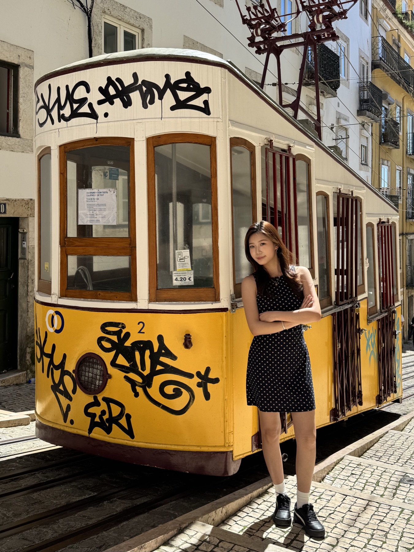 梁馨文在里斯本黄色缆车旁旅行留影